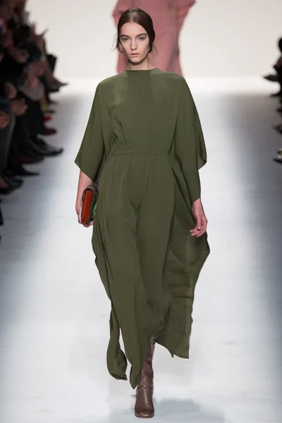 Look 16